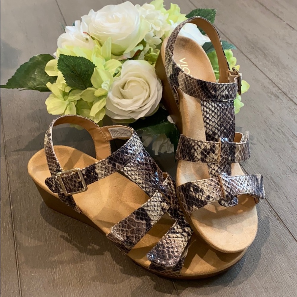 Vionic Orthoheel Faux Snakeskin Sandals sz 7